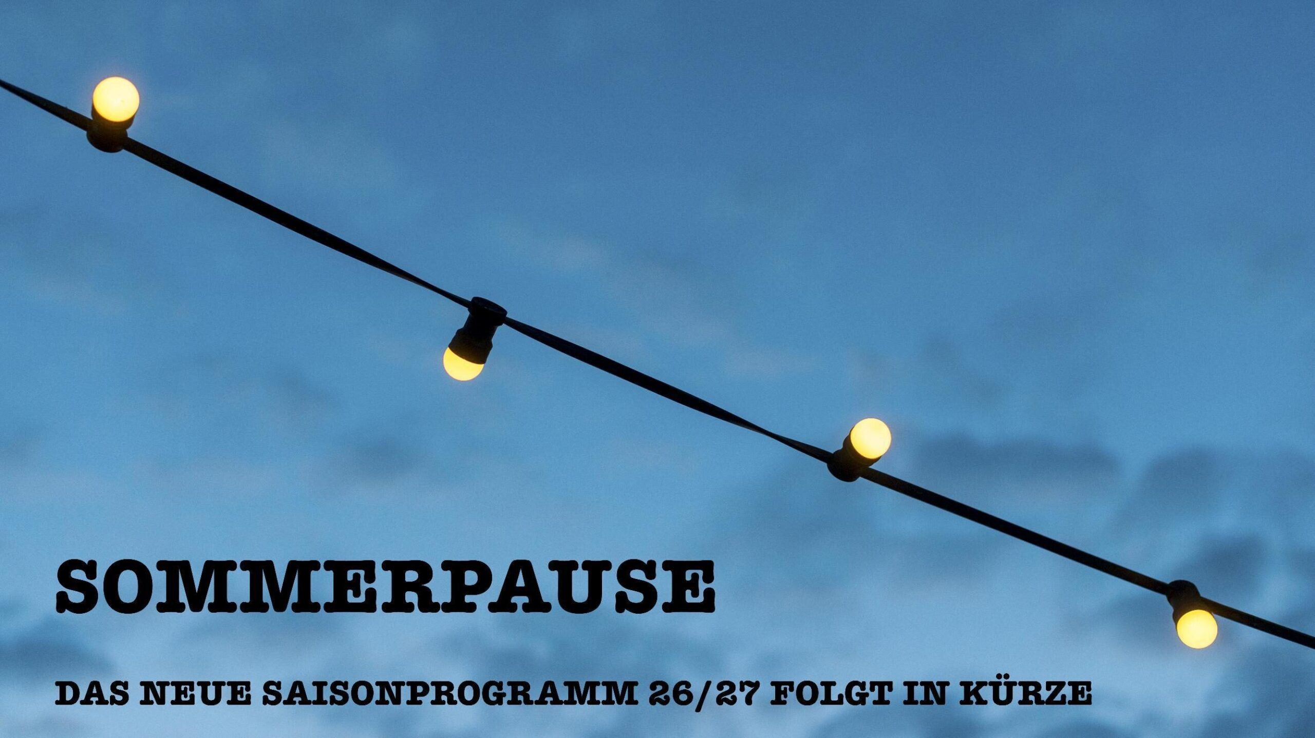 Nahaufnahme einer lichterkette mit blauem himmel