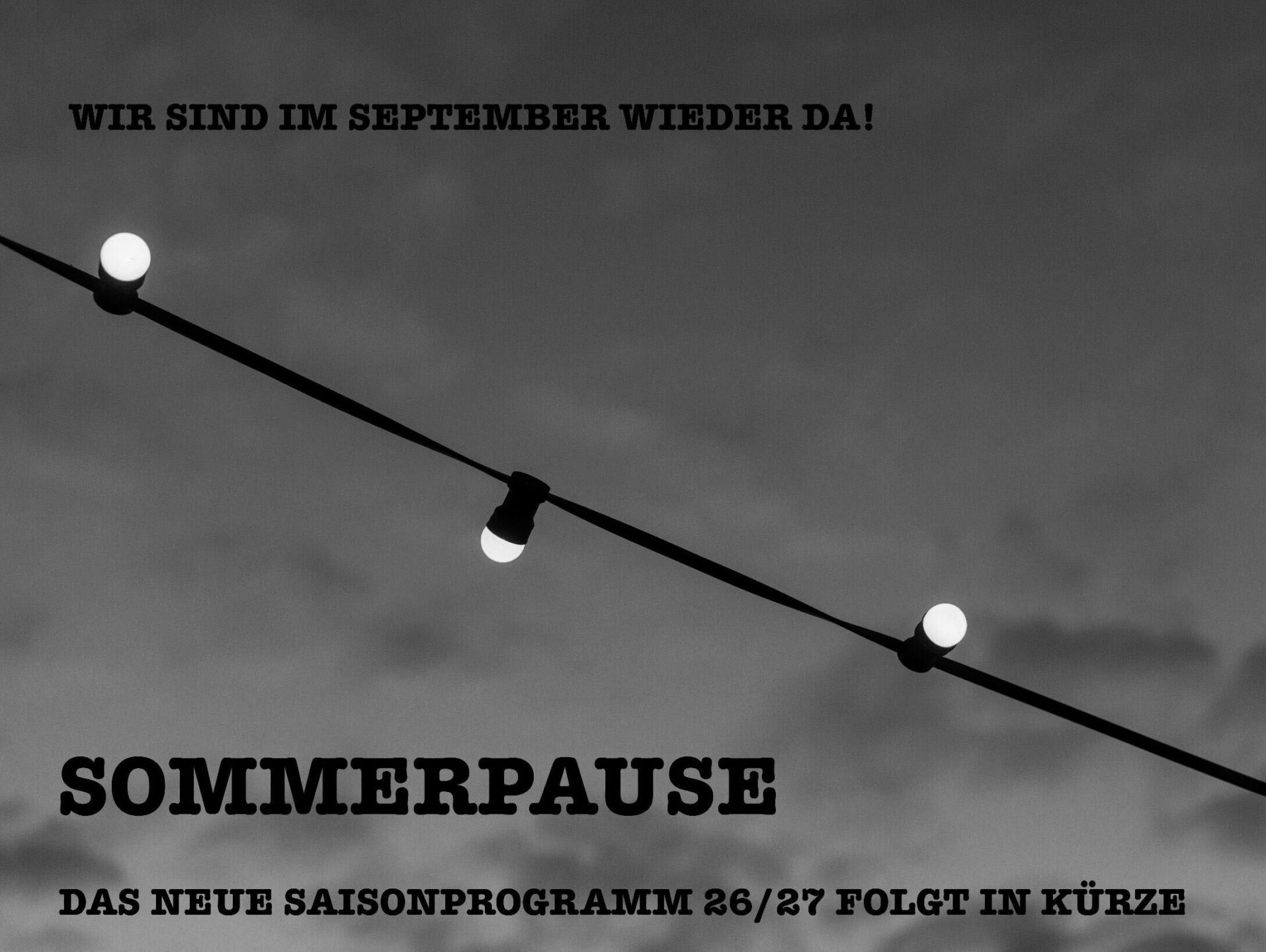 Nahaufnahme einer lichterkette mit blauem himmelsw